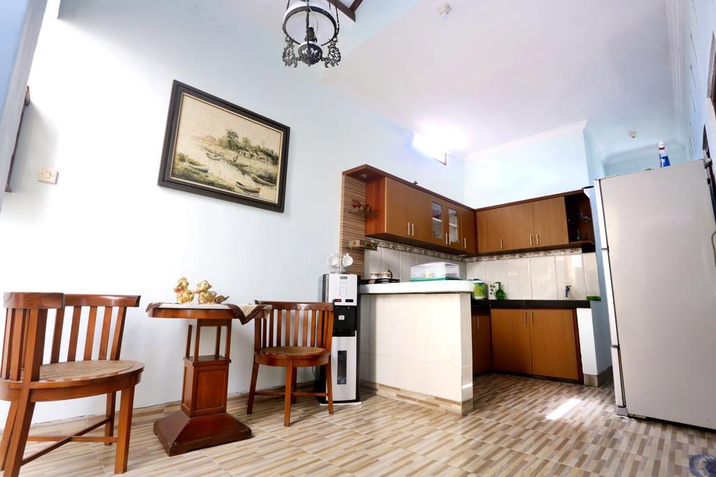 Griya Kedasih Guesthouse Yogyakarta Exterior photo