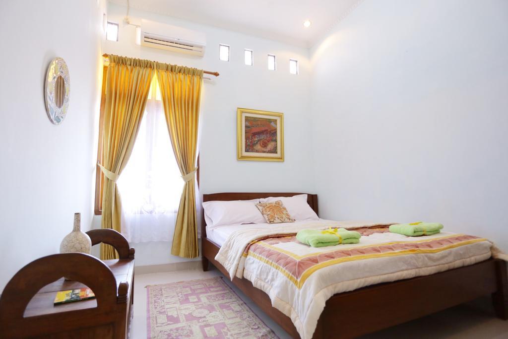 Griya Kedasih Guesthouse Yogyakarta Exterior photo