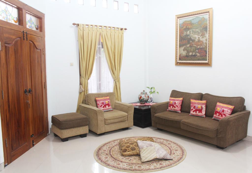 Griya Kedasih Guesthouse Yogyakarta Exterior photo